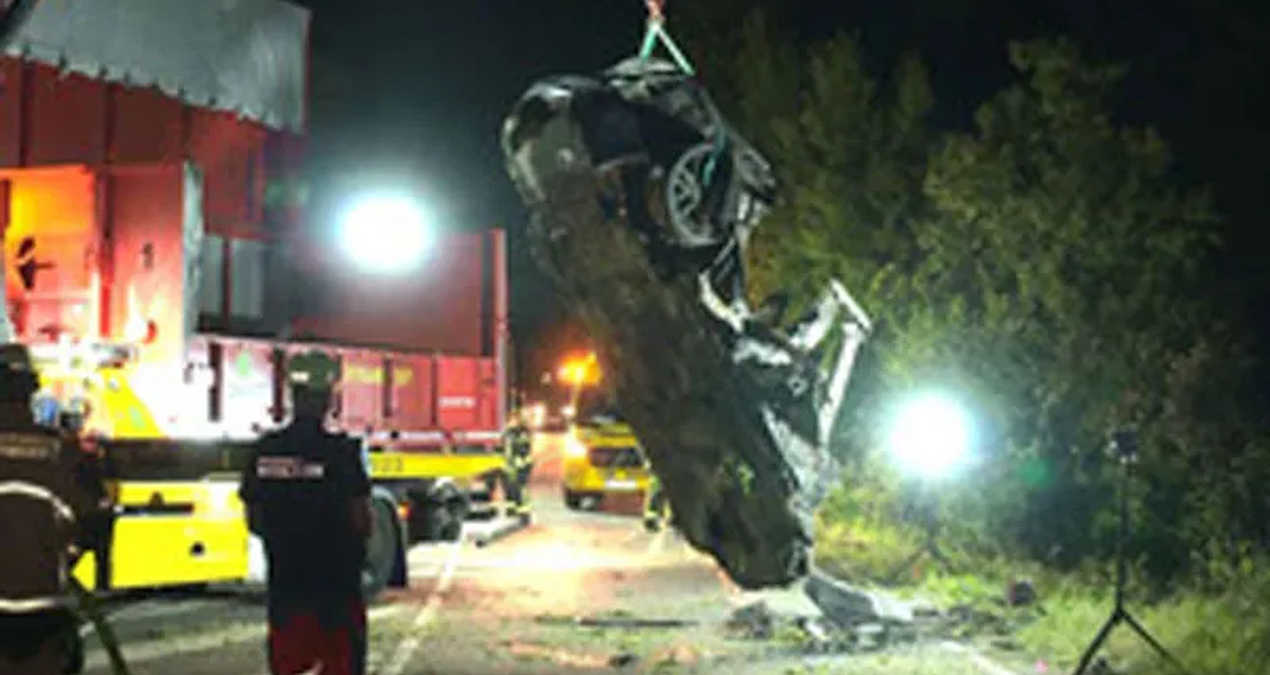 almanyada tesla faciasi elektronik kapilar acilmayinca surucu ve iki cocuk yanarak can verdi HkXDvSSg