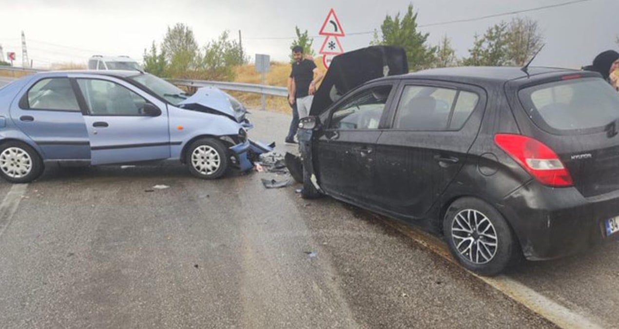 ankara cubukta iki otomobil carpisti 6 yarali tG8NdVWN