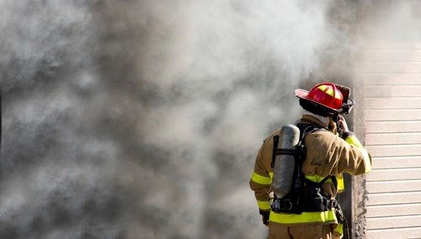 avcilarda yangin panigi bir evin catisinda basladi uc binaya sicradi OStVFRcK