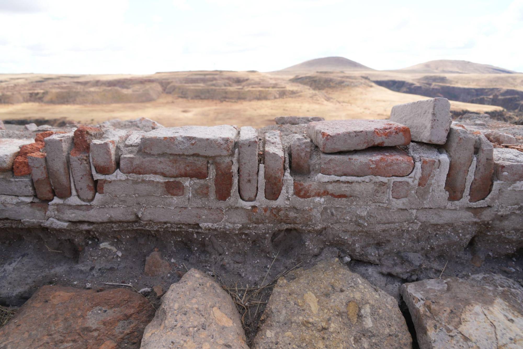 bakan ersoy anideki kazilarda selcuklu donemine ait kumbet bulundugunu duyurdu bxkS3fUL