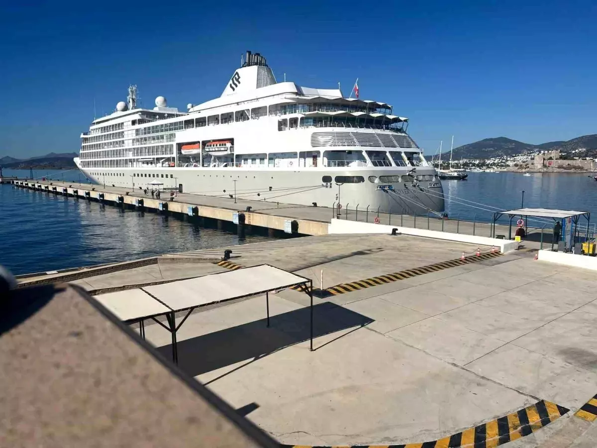 bodruma 340 yolcu tasiyan kruvaziyer geldi zb3n5ELZ.jpg