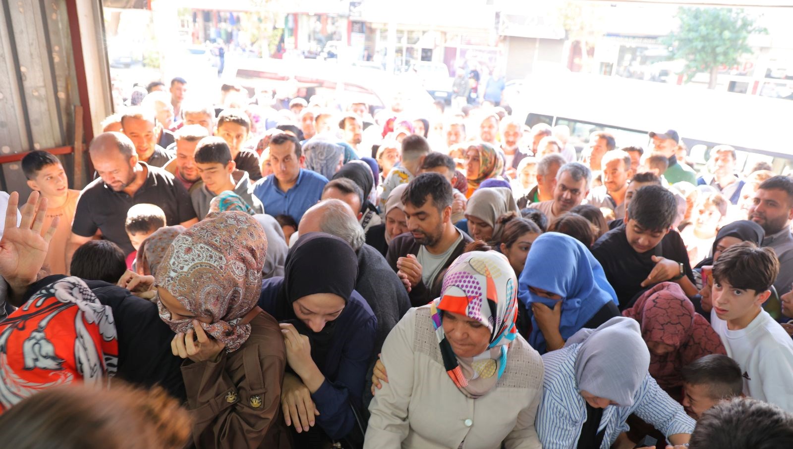 giyim magazasinda indirim izdihama neden oldu KPesZ5AR