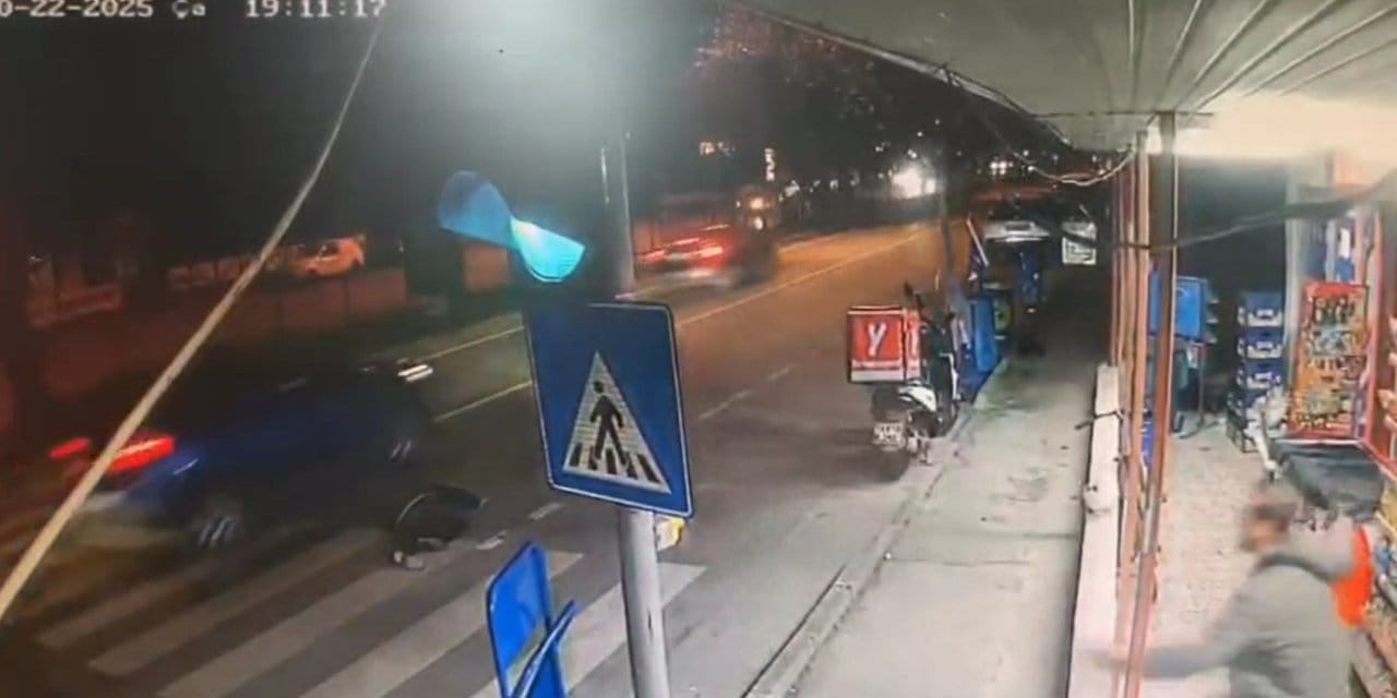 motosikletin carptigi yaya yolun ortasinda bayildi araclar yoluna devam etti uzQ6W75L.jpg