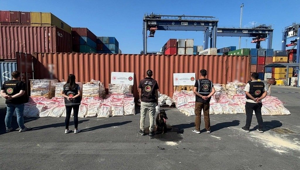 turkiye ile ispanyadan ortak operasyon fosil ununa emdirilmis 17 ton kokain ele gecirildi xqg6WleI.jpg