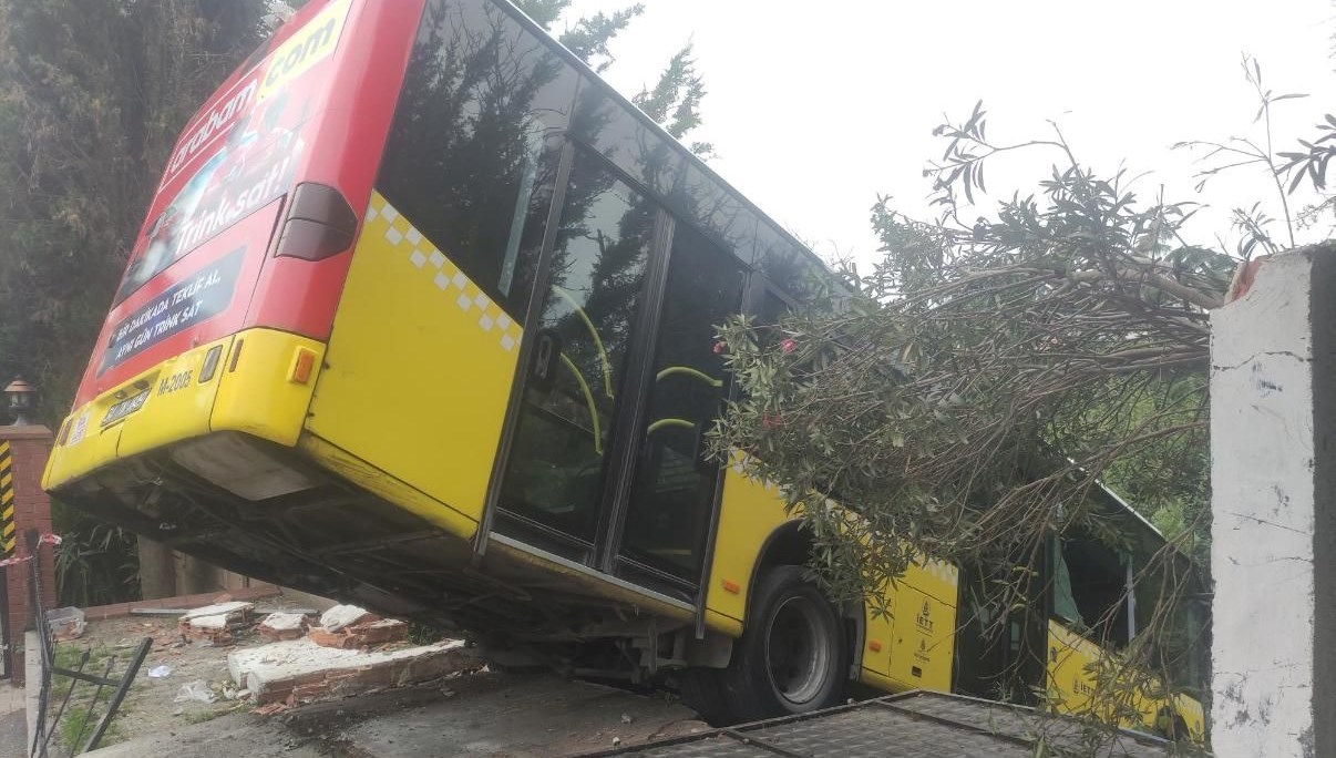 uskudarda iett otobusu kazasi MREHXsMM.jpg