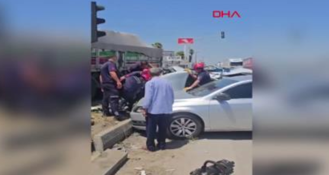 TIR, kavşakta 2 otomobile çarptı; 5 yaralı