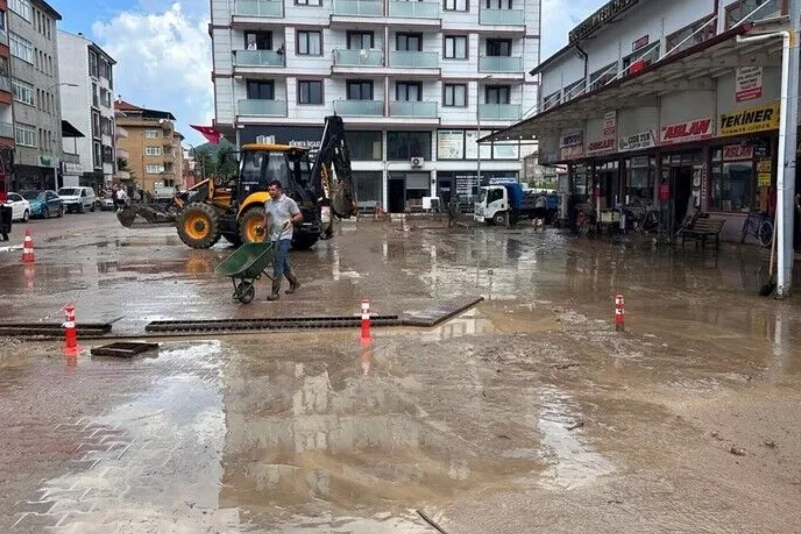 Kastamonu cidede sel baskini sonucu zemin katlar tahliye edildi RB3IZI2s