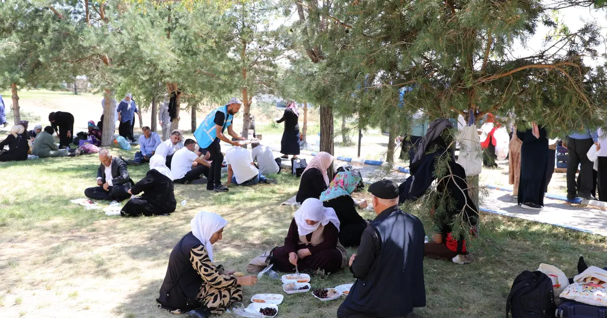 Yasli bireyler van golu kiyisinda huzur buldu GeP1ibNc